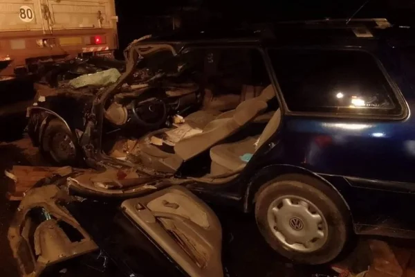 Fuerte colisión entre un automóvil y un camión dejó a un hombre en grave estado