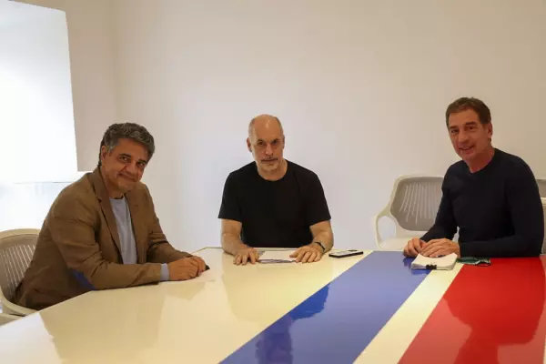 La oposición rechazó tajantemente una regulación de las redes sociales