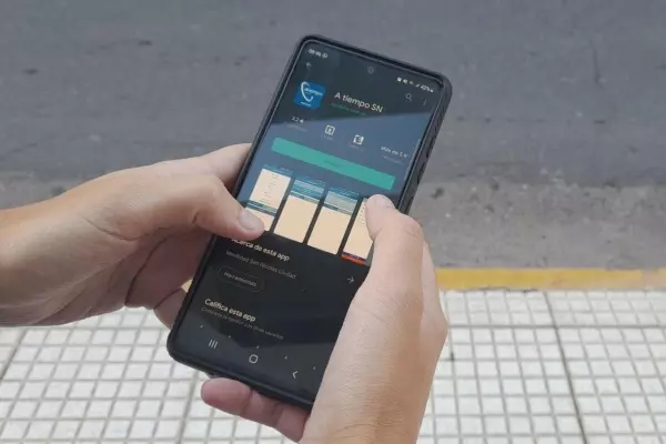 Los nicoleños utilizan cada vez más la tecnología para viajar en el transporte público