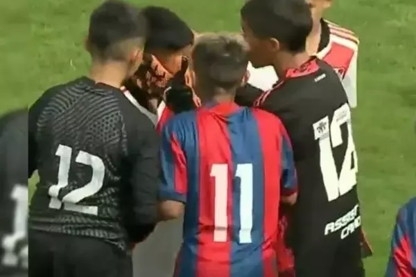 El gran gesto de jugadores de San Lorenzo con un chico de River en el fútbol infantil