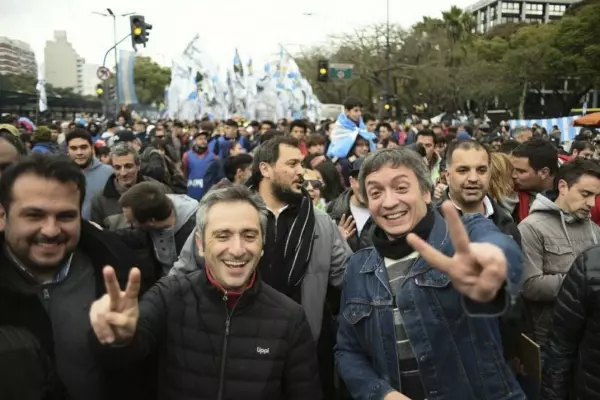"El cuervo" Larroque junto a Máximo Kirchner.