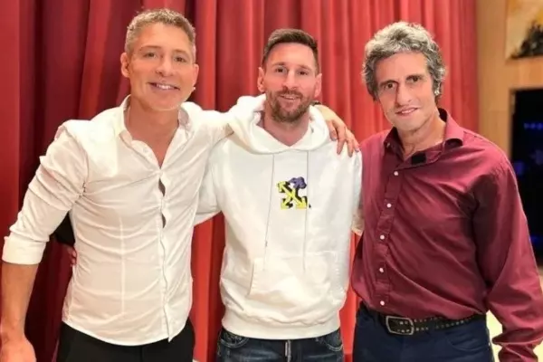 Messi fue al teatro, se subió al escenario y se llevó una ovación