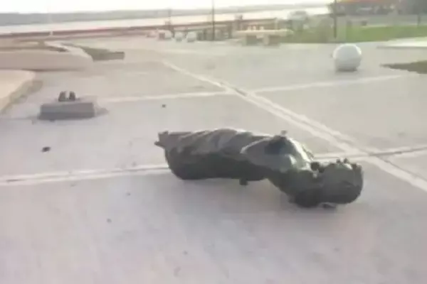 Vandalizaron y derribaron una estatua de la vicepresidenta en Río Gallegos