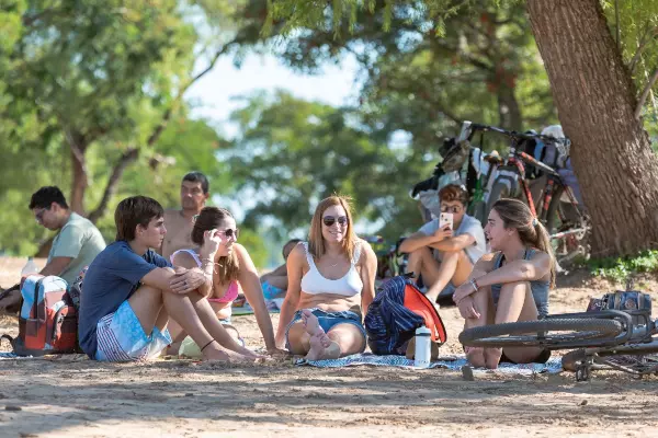 Los nicoleños siguen disfrutando de las tardes de sol en El Arenal