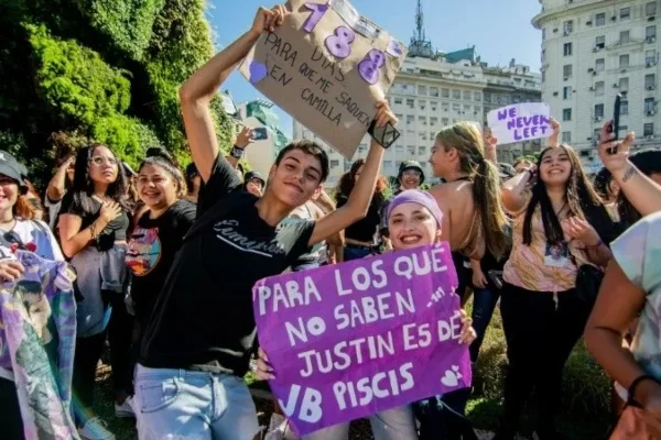 Los fans de Justin Bieber se juntaron en el Obelisco para festejar su cumpleaños