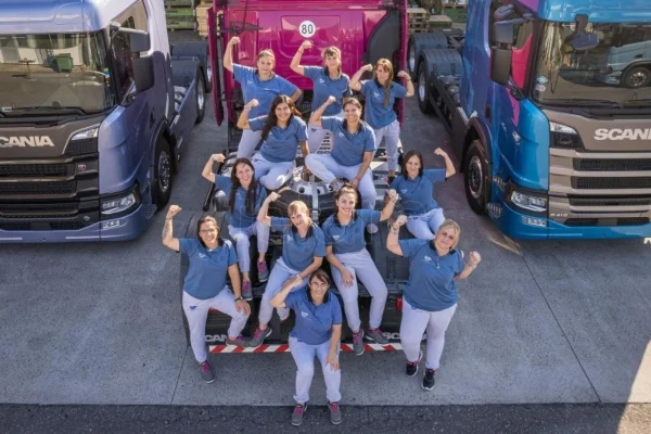 Las doce nuevas profesionales de carga que culminaron el Programa Conductoras.