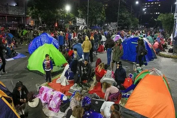 Impactante acampe piquetero por más planes en la 9 de Julio