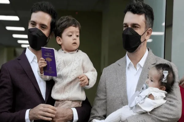 Javier Silva, con su hijo Clemente, y Jaime Nazar, con su hija Lola María, posan para una foto después de casarse en Santiago.