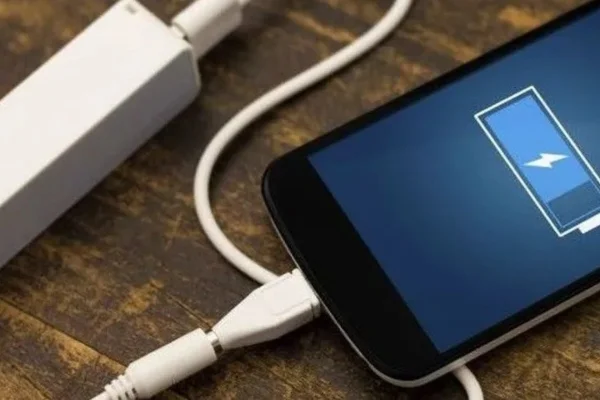 Un adolescente murió tras sufrir una descarga eléctrica al cargar su celular