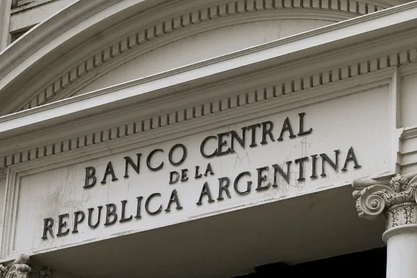 La tercera vez fue la vencida y el BCRA decidió subir la tasa de referencia al 44,5%.