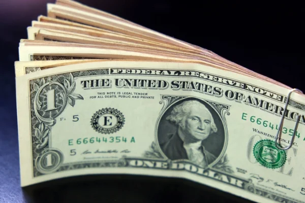 Las cinco razones por las que bajó el dólar