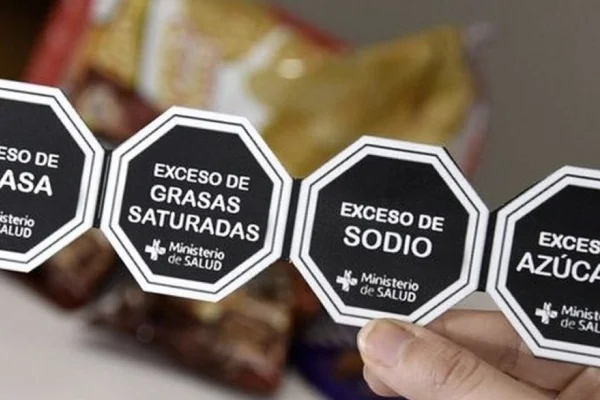 busca "garantizar el derecho a la salud y a una alimentación saludable