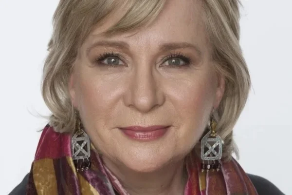 La valiente denuncia de Donna Kaz contra William Hurt por violencia de género