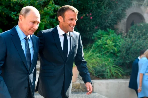 Putin le dijo a Macron que está dispuesto a charlar con Ucrania acerca del peligro nuclear