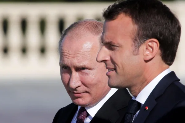 Vladimir Putin junto a Emmanuel Macron.
