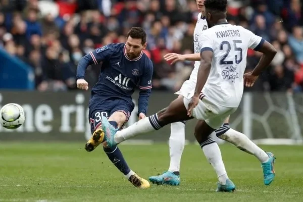 Messi y Neymar, el blanco de los silbidos y abucheos en la goleada de PSG