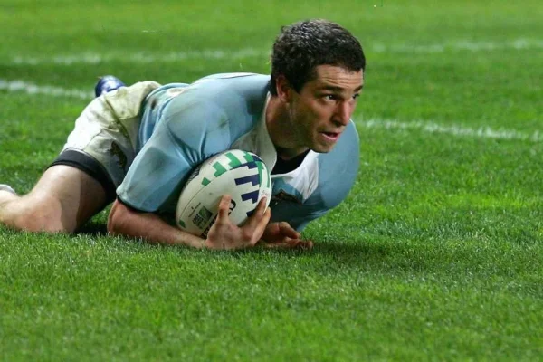 Federico Martín Aramburu al anotar un try en el Mundial de Francia 2007.
