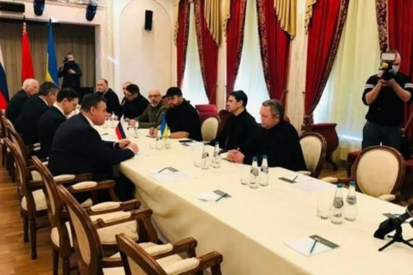 La primera reunión en Bielorrusia no detuvo el ímpetu ruso de avanzar sobre los objetivos ucranianos.