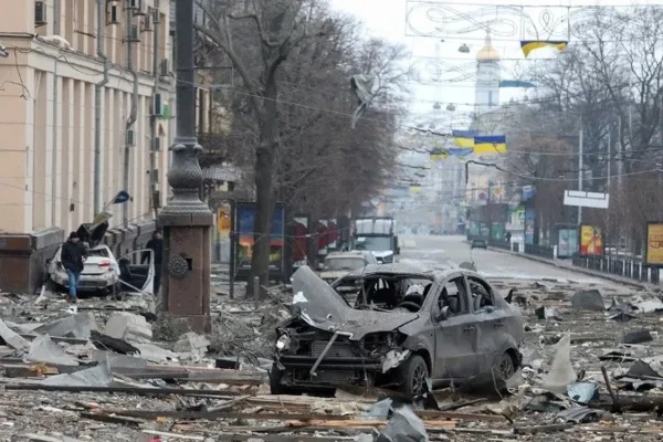 Ucrania acusa a Rusia de "crímenes de guerra" tras bombardeo que dejó diez muertos