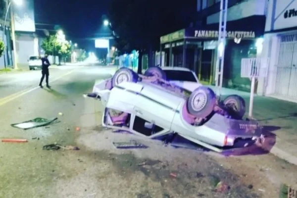 Colisionó contra un auto que estaba estacionado y lo dio vuelta