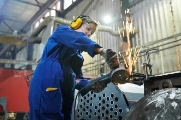 Solo el 32% de los puestos de la industria bonaerense es ocupado por mujeres
