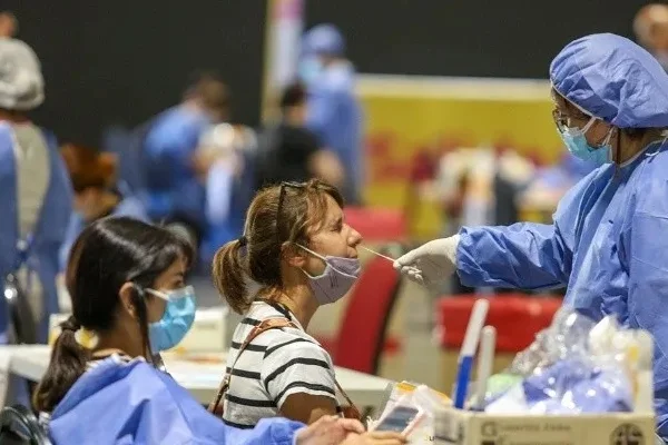Se registraron 5615 nuevos casos y 43 muertes por covid en Argentina