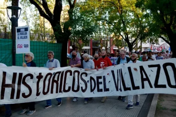 Los históricos ingresando a la plaza central. Por san martín marcharon hacia el escenario.