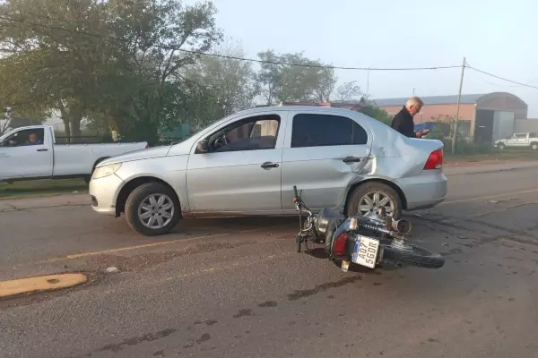 Accidente entre una moto y un automóvil