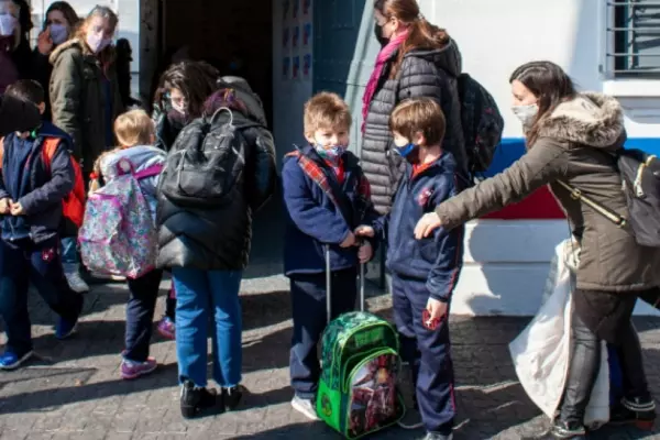 Escuchar a los jóvenes y estudiar con ellos - Por Adriana Puiggrós