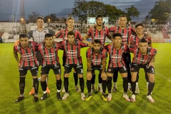 Douglas cayó en Paraná ante Atlético, perdió el invicto y la punta del campeonato
