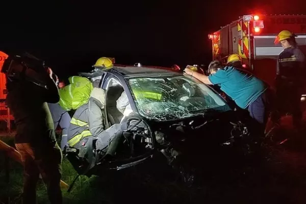 Dos personas lesionadas al chocar un auto y un camión en la ruta 8