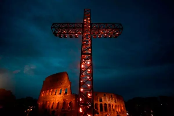 El Vía Crucis vuelve al Coliseo después de dos años de pandemia / Foto: Vaticannews.