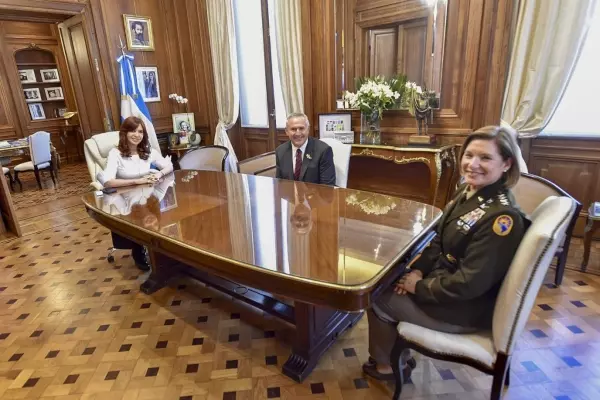 Cristina con la comandante del Comando Sur de EEUU, Laura Richardson, y el embajador de ese país, Marc Stanley.