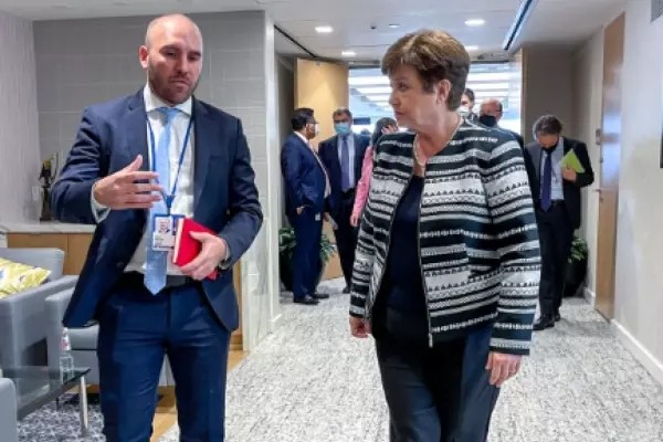 Guzmán camina junto a Kristalina Georgieva por los pasillos de la sede del FMI