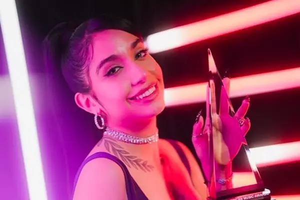 La cantante argentina María Becerra recibió este jueves por la noche el premio a la “Nueva artista del año”