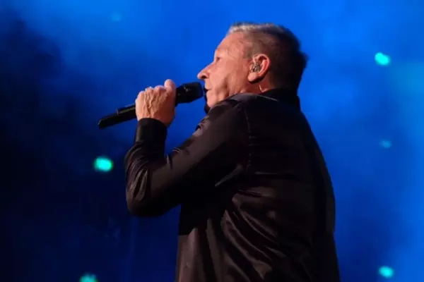 El cantante desplegó su talento y carisma en el estadio Luna Park.