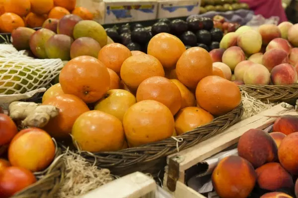 En marzo, los consumidores pagaron por agroalimentos en promedio 3,13 veces más de lo que cobraron los productores.