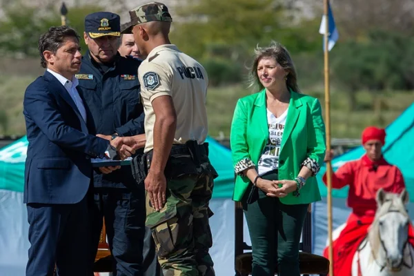 El Gobernador encabezó el acto de egreso de agentes de la policía rural