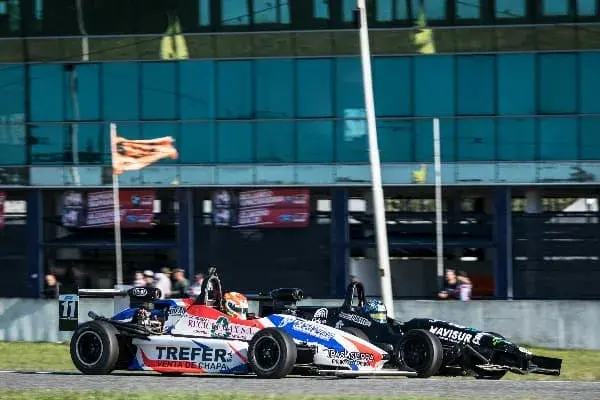 Traverso dio pelea en la Formula 4NG en la Plata