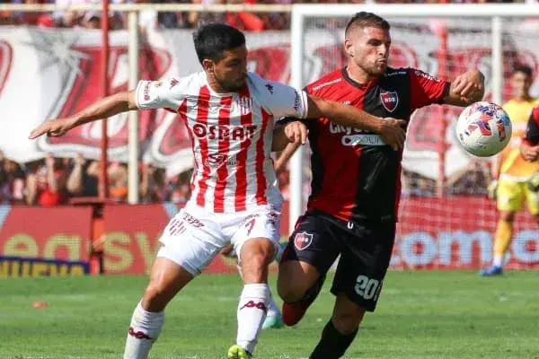 Unión, con ayuda del VAR, venció a Newell´s y estiró su gran presente