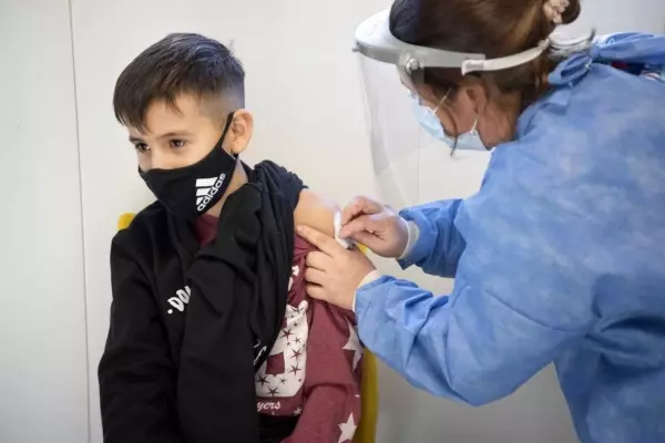 Autorizaron la aplicación de dosis de refuerzo en niños de 5 a 11 años
