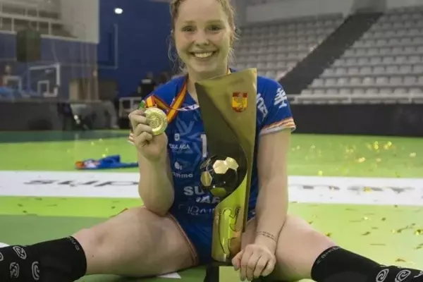 La argentina Malena Cavo recibió el trofeo de campeona en handball femenino