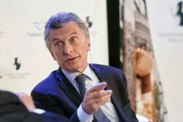 Denuncian que un manual para docentes en Provincia compara a Macri con un gobierno de facto.
