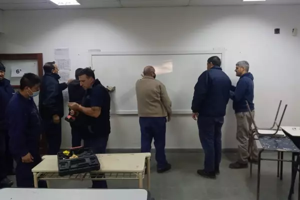 La empresa Fiplasto donó material mobiliario a la Escuela Secundaria 4 "Hebe N. Báez