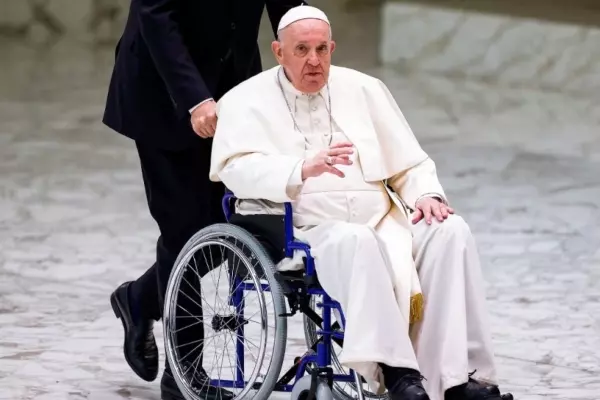 El Papa se mostró por primera vez en silla de ruedas por su dolor de rodilla