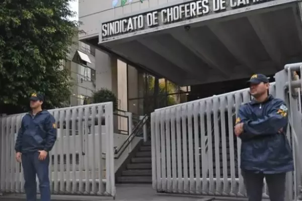 Allanaron la sede nacional del sindicato de Camioneros