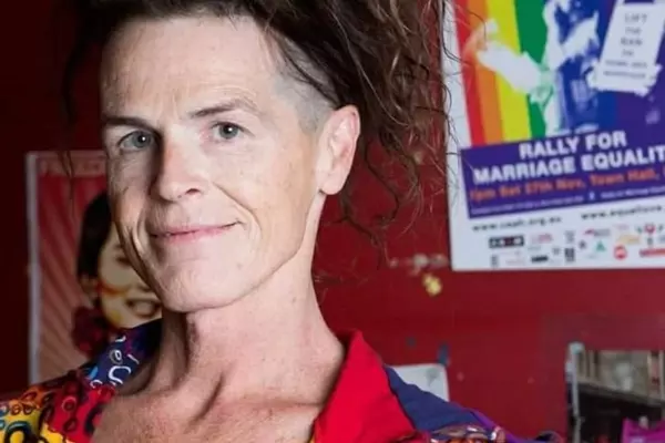 Activista no binaria pide cambiar 'el día de la madre' por 'el día del criador'