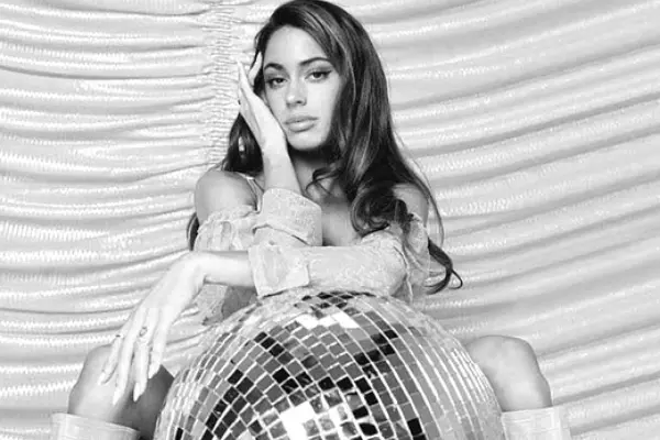Tini dio shows espectaculares al mismo tiempo que publicó videoclip