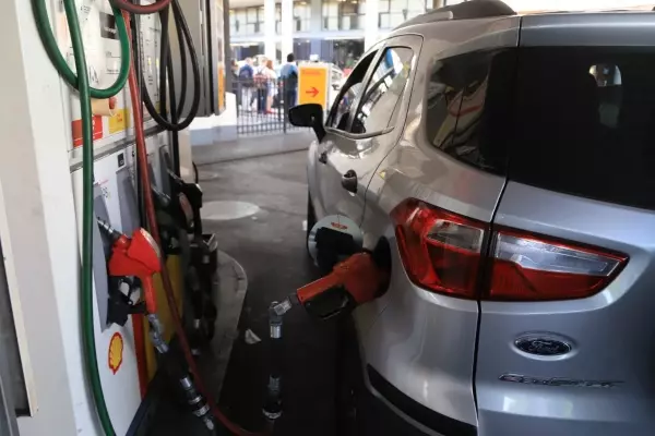 Axion y Shell aumentaron el precio de la nafta y el gasoil
