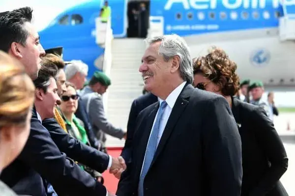 El Gobierno amenaza con echar a los funcionarios que rechacen los nuevos cuadros tarifarios.